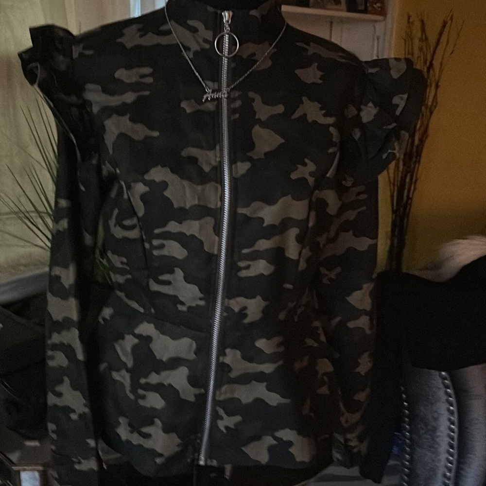 Army fatigue shirt jacket with zipper and ruffled sleeve - Picture 5 of 9